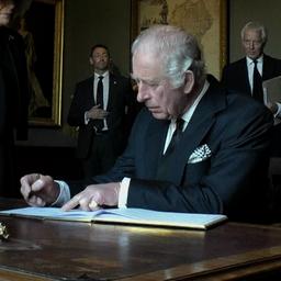 Video | Koning Charles reageert geïrriteerd door lekkende pen