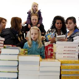 Leescrisis onder Nederlandse jeugd baart taalexperts grote zorgen