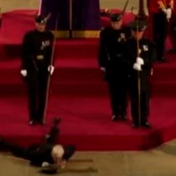 Video | Lijfwacht valt flauw naast kist koningin Elizabeth