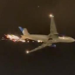 Video | Passagiersvliegtuig keert terug naar luchthaven om vallende brokstukken