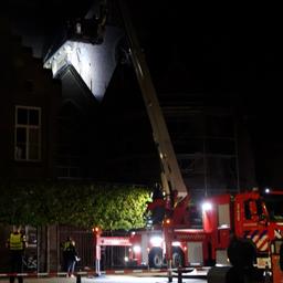 Video | Politie doet onderzoek naar lichaam op dak van kerk in Leeuwarden