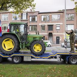Politie neemt trekkers in beslag van boeren die noodbevel Den Haag negeren
