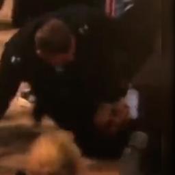 Video | Politie sleurt man die kist Elizabeth aanraakte van podium