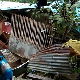 Video | Radeloze familie ziet huis wegspoelen in de Filipijnen