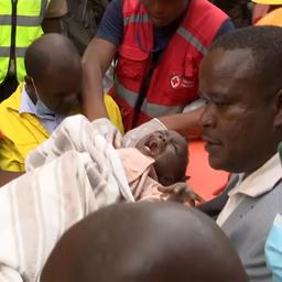 Video | Reddingswerkers halen meisje onder puin vandaan in Kenia