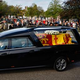 Rouwstoet met kist koningin Elizabeth op weg naar Schotse hoofdstad Edinburgh