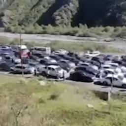 Video | Russen staan in kilometerslange file bij Georgische grens