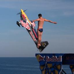 Video | Schoonspringers werken samen met stuntpiloot voor 27 meter hoge duik