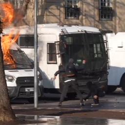 Video | Studenten gooien molotovcocktails naar politie in Chili