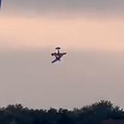 Video | Stuntvliegtuigjes storten na botsing samen naar beneden