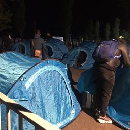 Tientallen asielzoekers sliepen vannacht in tenten bij aanmeldcentrum Ter Apel