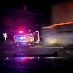 Video | Trein ramt politieauto met geboeide verdachte in VS