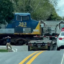 Video | Trein ramt vrachtwagen die met pech op het spoor staat in VS