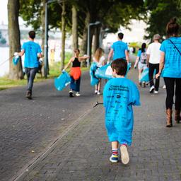 Van banden tot boeken: vrijwilligers vissen 40.000 kilo afval uit de Maas