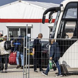 Vandaag nog eens tweehonderd asielzoekers naar ‘wachtkamer’ Zoutkamp