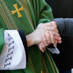 Vlaamse bisschoppen willen tegen wens van Vaticaan ook homostellen zegenen