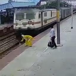 Video | Vrouw in India ontsnapt twee keer aan denderende trein