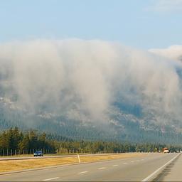 Video | Waterval van wolken stroomt van Canadese bergtoppen