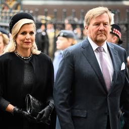 Willem-Alexander en Máxima met prinses Beatrix naar uitvaart Elizabeth