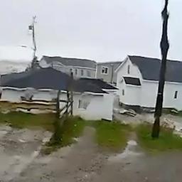 Video | Zee slokt huizen op bij noodweer in Canada