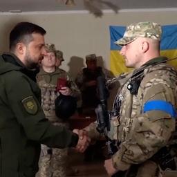 Video | Zelensky bezoekt heroverd gebied en eert militairen
