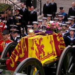 Video | Zo werd de kist van Elizabeth naar Westminster Abbey gedragen