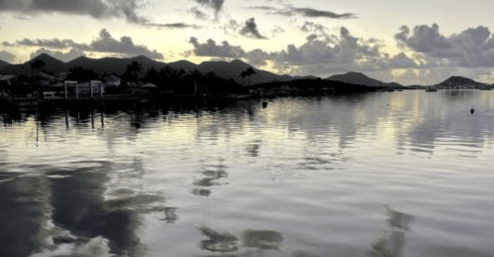 Kustwacht haalt overleden man uit water in Simpson Bay Lagoon