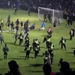 Video | Beelden tonen hoe rellen uit de hand lopen in Indonesisch stadion