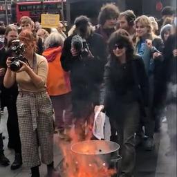 Video | Britten verbranden energierekeningen tijdens protest in Londen