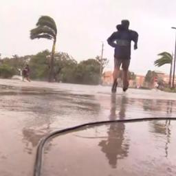 Video | Cameraman helpt tijdens live-uitzending door orkaan Ian getroffen mensen
