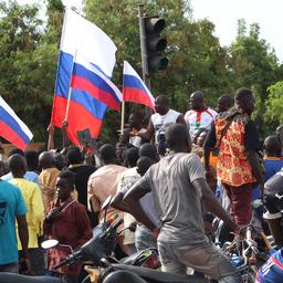 Demonstranten vallen Franse ambassade in Burkina Faso aan, brand breekt uit