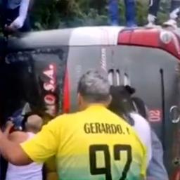 Video | Ecuadorianen breken ruit van bus na dodelijk ongeluk met Nederlanders