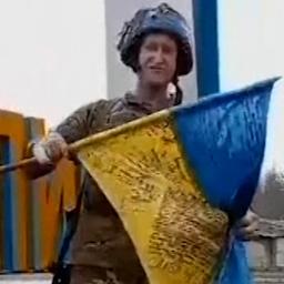 Video | Oekraïense soldaat zwaait met nationale vlag na verovering Lyman