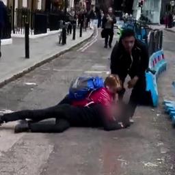 Video | Omstanders vangen vluchtende telefoondief in Londen