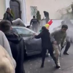 Video | Politie gebruikt traangas bij protest voor Iraanse ambassade in Oslo