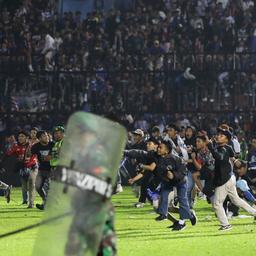Zeker 174 voetbalsupporters overleden bij rellen in stadion in Indonesië