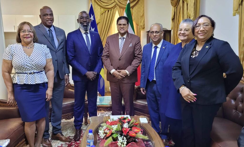 Pisas bezoekt president Suriname 
