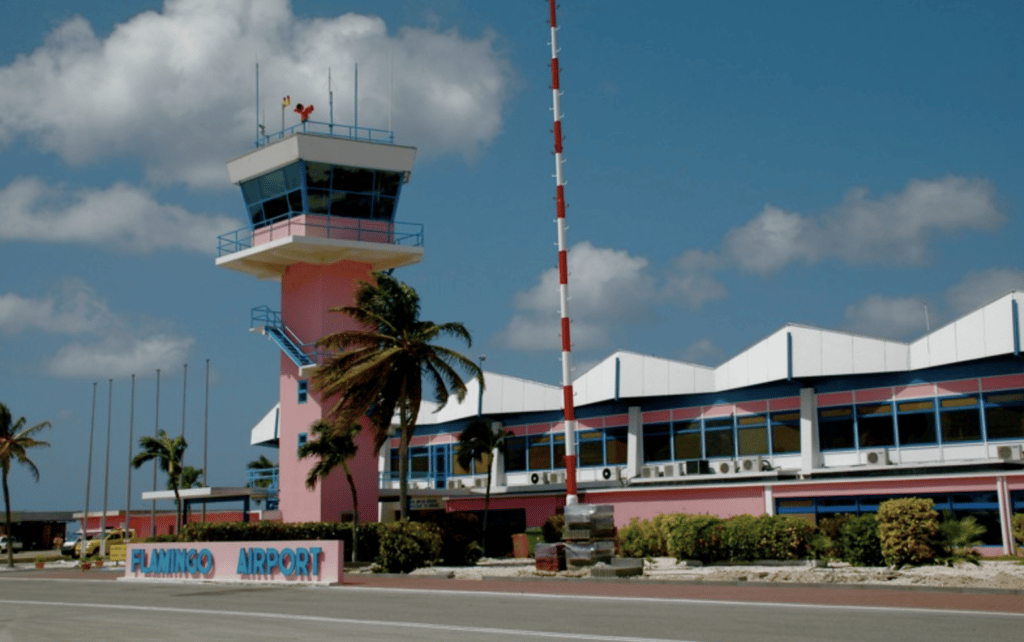 Nieuwe verkeersaanduidingen moeten foutparkeerders voorkomen op Flamingo Luchthaven