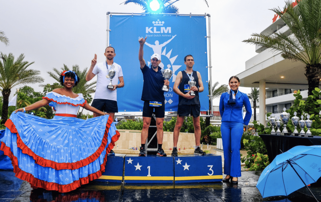 Hevige regenval tijdens uitverkochte KLM Curaçao Marathon