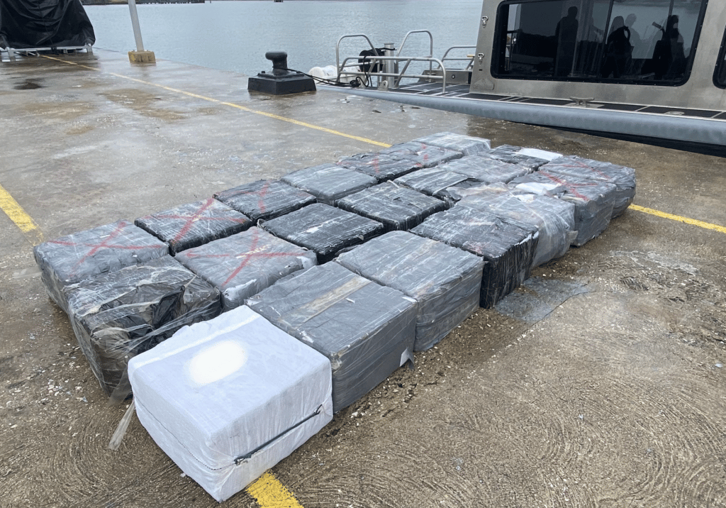 Marineschip onderschept 630 kilo drugs