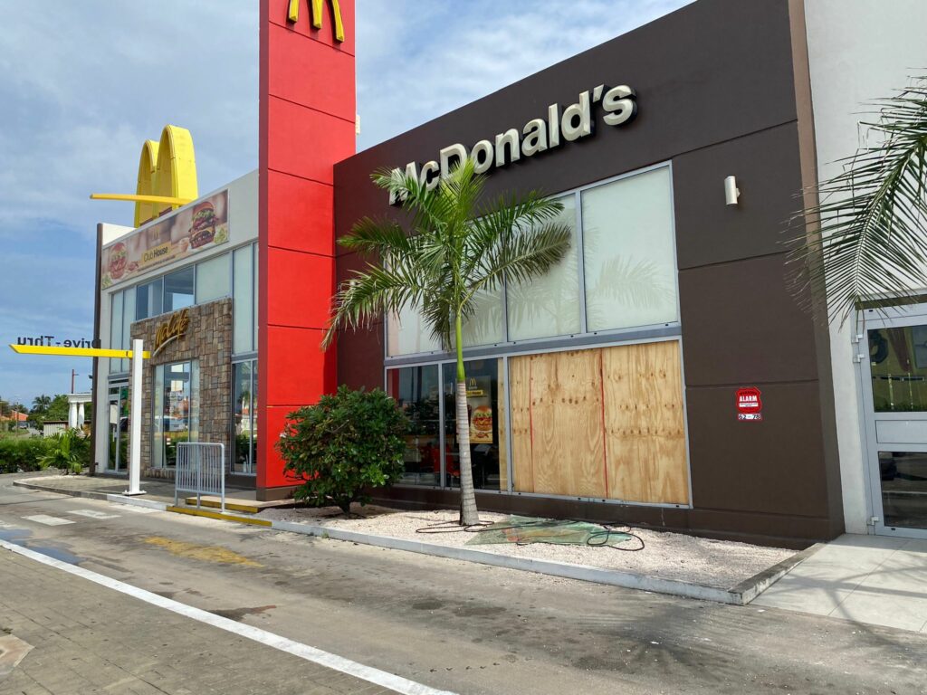 Auto rijdt McDonald’s Santa Rosa binnen