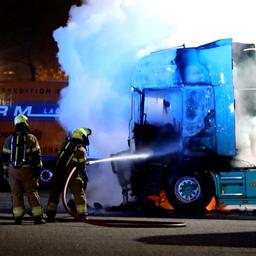 Video | Brandweer blust uitgebrande vrachtwagen na in Veghel