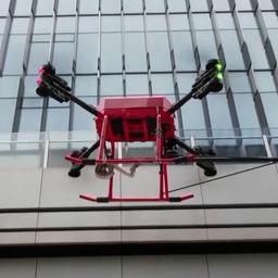 Video | Brandweer test speciale drone voor flatbranden in Shanghai