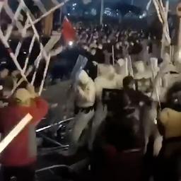 Video | Honderden medewerkers iPhone-fabriek vallen politie aan