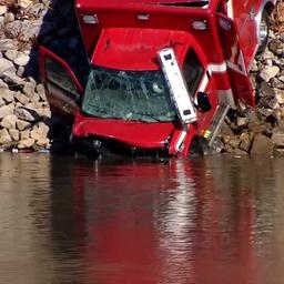 Video | Hulpdiensten takelen gestolen ambulance uit rivier in VS