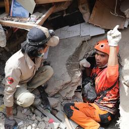 Jongetje (5) twee dagen na aardbeving op Java levend onder puin vandaan gered