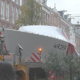 Video | Vrachtwagen vervoert luxe jacht door Amsterdamse winkelstraat