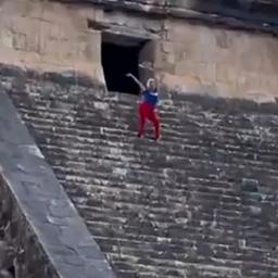 Video | Vrouw danst op beschermde Maya-piramide in Mexico