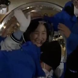 Video | Chinese astronauten na zes maanden terug op aarde