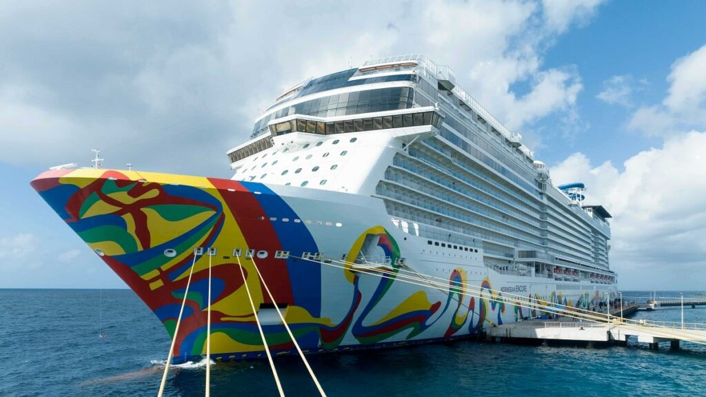 Nieuw cruiseschip Norwegian Encore op bezoek in Curaçao